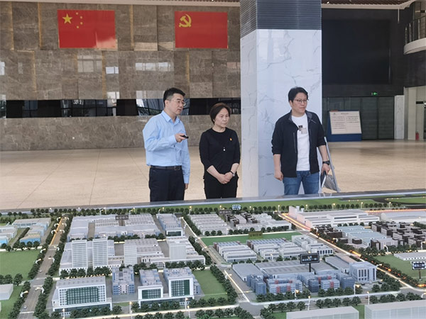 ̽��У��������·�� Я�ֲ���ͬӪ�������������Ŵ�ѧ��ί�������һ�е����ſ�չ������̸